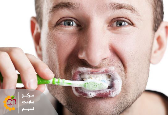 یکی از علت های خونریزی لثه تند کشیدن مسواک بروی دندان است