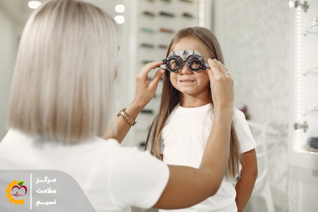 درمان خانگی انحراف چشم و درمان انحراف چشم بدون جراحی به وسیه عینک های منشوری امکان پذیر است، در صورتی که انحراف چشم شدید دارید این روش تاثیر زیادی نداره