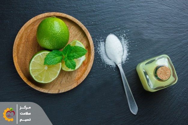 در اینجا برای درمان فوری سردرد شدید، چند راهکار معرفی کردیم استفاده از آب لیمو و نمک یکی از راهکارهای درمان سردرد شدیداست. 