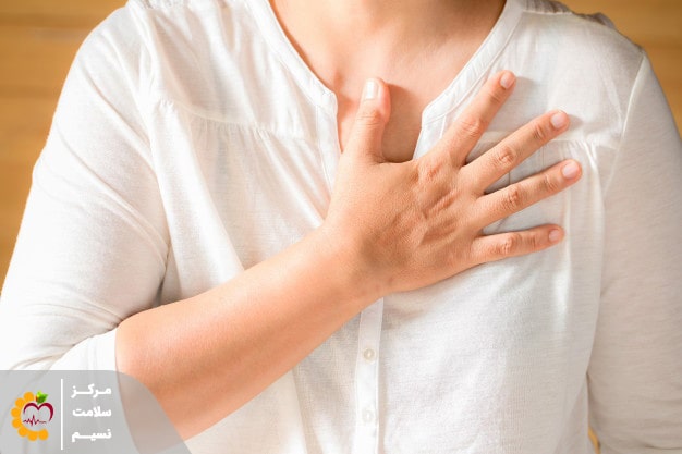 علت درد قفسه سینه چیست؟ (بررسی علت + راهکار درمان خانگی)